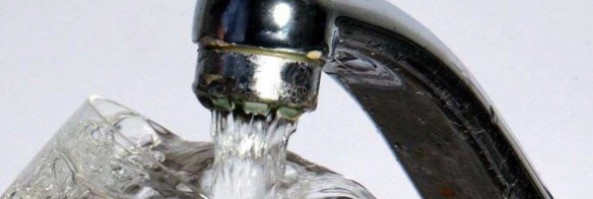 Bere l’acqua del rubinetto fa male?